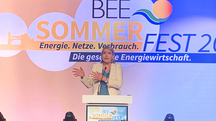 Simone Peter wird mit viel Applaus als Präsidentin des BEE nach acht Jahren auf dem Sommerfest verabschiedet.