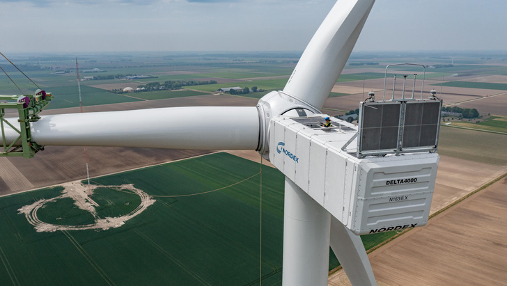 Erste N163 der Sechs-Megawatt-Klasse N163(/6.X mit etwa 6,8 MW Nennleistung, 2022 errichtet. Die Anlage bildet mit 14 weiteren baugleichen Nordex-Turbinen den Windpark Zeebiestocht und Olsterwind.