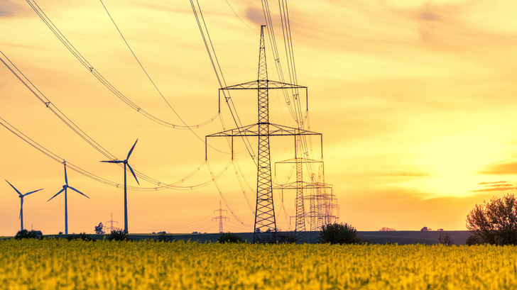 Strommasten und Windräder