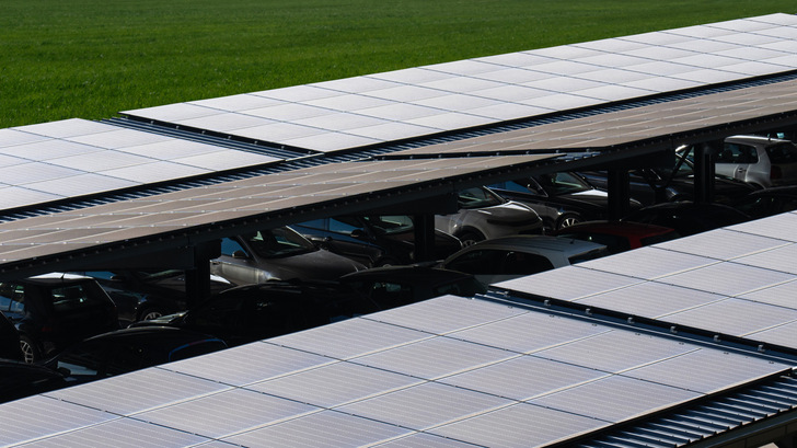 Insgesamt 4.700 Quadratmeter des Parkplatzes am Königssee wurden mit Solarmodulen überdacht. Für die Gemeinde ist dies in Zukunft eine Einnahmequelle.