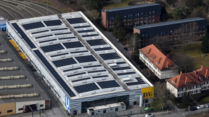 Wie hier auf dem Dach des BVG-Betriebshofes im Westen Berlins entstehen weitere Solaranlagen auf Gebäuden des ÖPNV-Anbieters.