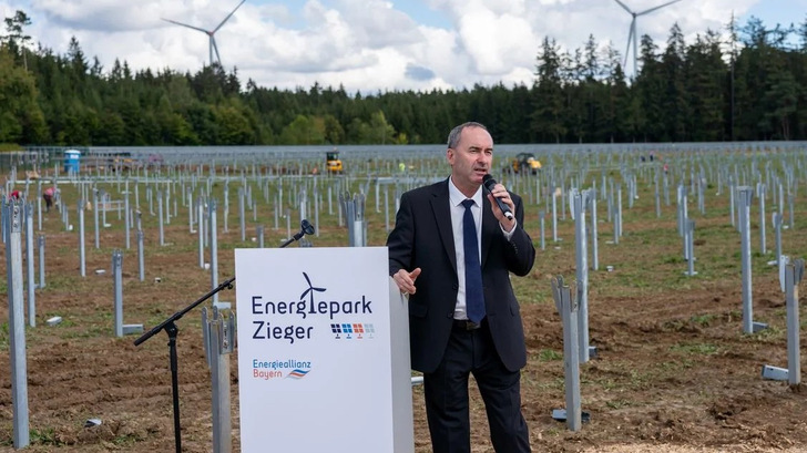 Hubert Aiwanger, Bayerns Wirtschaftsminister, beim Spatenstich zum Wind- und Photovoltaik-Projekt Windpark Zieger in Kleinalfalterbach 2022