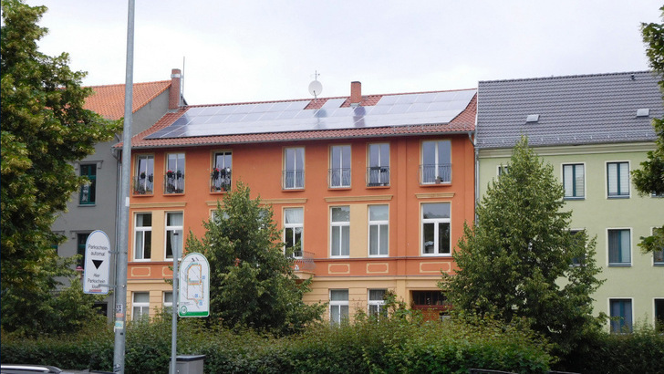 Die solare Dachanlage ist ein wichtiges Standbein der Energiewende. Statt über Vergütungskürzung zu diskutieren, sollte die Politik lieber die clevere Nutzung ermöglichen.
