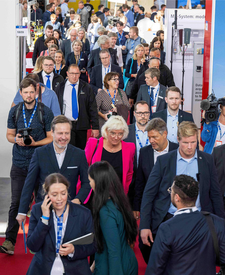 Presserundgang auf der Husum Wind mit Verbandsvertreter:innen und Politiker:innen 2023