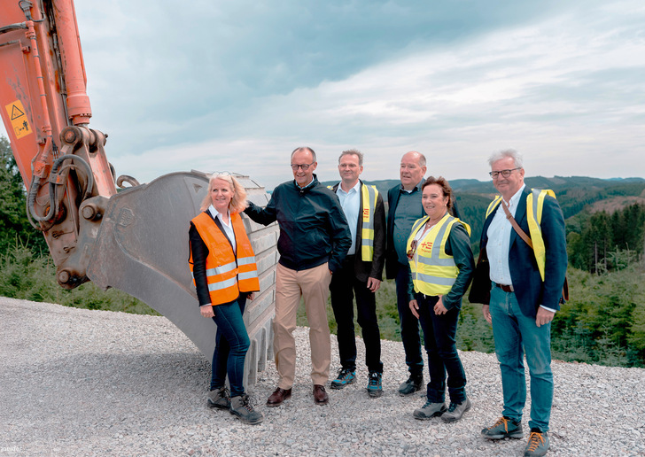 Bundeskanzler Merz, selbst bekennender Windkraftskeptiker, im Juli auf dem Baufeld des kommunalen Vorzeigewindparks Sundern in seinem Wahlkreis Hochsauerlandkreis mit Vertretern der Projektpartner. „Dieses Landschaftsbild zu erhalten ist genauso wichtig wie solche Anlagen“, sagte er dem WDR.