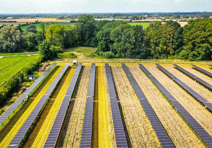 Durch die Tracker kann der Landwirt die Fläche fast komplett weiterhin für den Ackerbau nutzen.