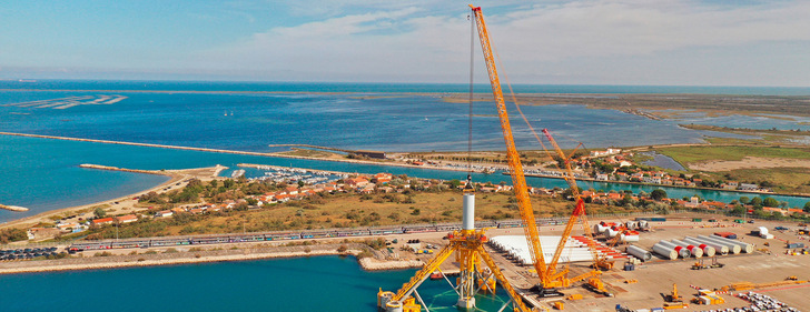 Bau einer von drei schwimmenden Siemens-Windenergieanlagen SG 8.0-167 mit 8,4 Megawatt des Pilot-­Floating-Windparks Provence Grand Large bei Marseille im Dock von Port-Saint-Louis-du-Rhône