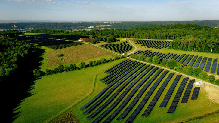 Zum Solarpark in Gundelsheim gesellen sich in den kommenden Monaten noch zwei Windkraftanalagen.