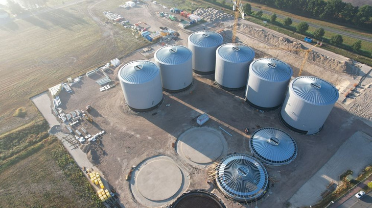 Europas größte Biogasanlage in Friesoythe, das Entwicklungs- und die Anlagen installierende Unternehmen ist Revis aus Münster. Die Anlage soll überschüssigen Wirtschaftsdünger, jährlich bis zu eine Million Tonnen, zu Biogas verwerten.
