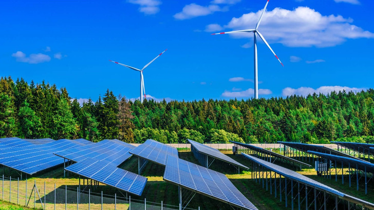 Insgesamt wurden in den ersten Quartalen 2026 216,0 Milliarden Kilowattstunden Strom aus Sonne, Wind und anderen regenerativen Quellen erzeugt.