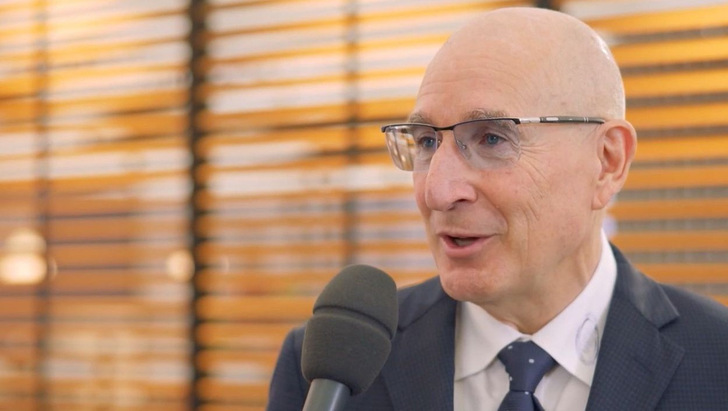 Der geschäftsführende Gesellschafter und Gründer von UKA in Meißen, Gernot Gauglitz, auf der Messe Husum Wind 2025 im Gespräch mit ERNEUERBARE-ENERGIEN-Redakteur Tilman