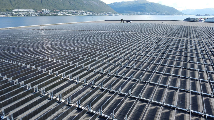 Die senkrecht aufgeständerten Module auf dem Dach der Lagerhalle in Norwegen nutzen die tief stehende Sonne perfekt aus.
