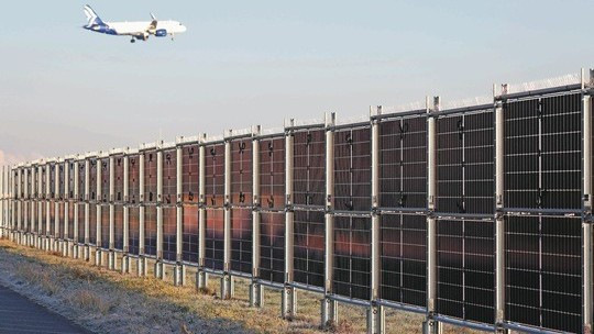 Next2Sun-Anlage am Flughafen Frankfurt. Die vertikale Bauweise der Next2Sun-Anlage ermöglicht eine besonders flächeneffiziente Integration in bestehende Infrastrukturen – ohne Nutzungskonflikte mit anderen Flächenbedarfen.