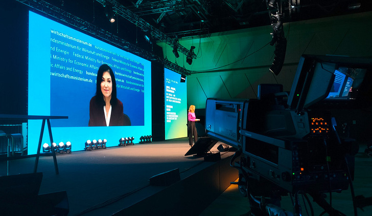 Bundeswirtschaftsministerin Katherina Reiche bei einer Grußbotschaft für den VKU-Stadtwerkekongress 2025 in Mainz - © Foto: Tilman Weber Bundeswirtschaftsministerin Katherina Reiche bei einer Grußbotschaft für den VKU-Stadtwerkekongress 2025 in Mainz