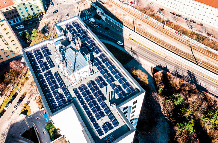 Wenn der Sonnenstrom in die Wärmeversorgung fließt, müssen keine aufwendigen Mieterstromprojekte aufgesetzt werden.