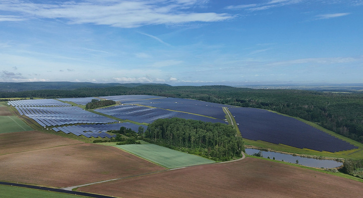 Ein Teil des Stroms aus dem riesigen Solarpark bei Bundorf fließt sektorgekoppelt in Wärme und Mobilität.
