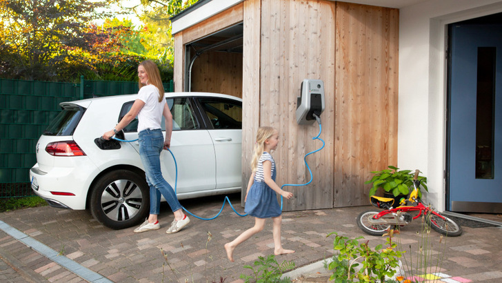 Das Laden von Elektroautos ist der größte Hebel, um mit variablen Stromtarifen viel Geld zu sparen.