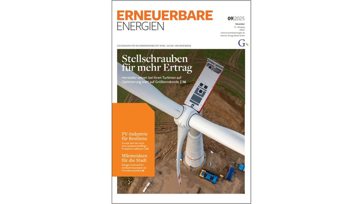 Luftaufnahme einer Windturbine, die gerade gewartet wird, abgebildet auf der Titelseite eines Magazins für erneuerbare Energien. - © GEM
