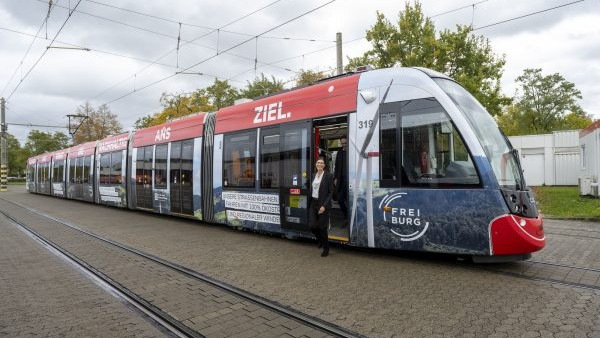 Die Stadt Freiburg wirbt mit einer Kommunikationskampagne auf den Straßenbahnen für den Ausbau der Windkraft.