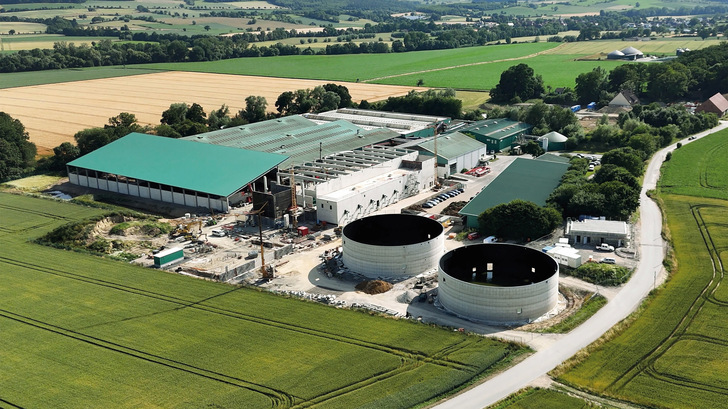 Den Eggersmann-Standort im ostwestfälischen Nieheim gibt es seit 1998. Hier wird mittels diskontinuierlicher Fermentation Biogas aus Biogut gewonnen. Aktuell wird die Kompostanlage zu einem Energiewerk umgebaut und optimiert.
