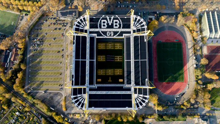Die Solaranlage bedeckt fast das gesamte Stadiondach. Nur wenige Lücken wurden gelassen, damit aus der Luft das Logo des BVB zu sehen ist.