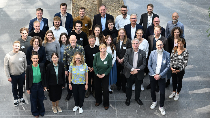 Engagieren sich seit 2023 gemeinsam für bessere Arbeitsbedingungen in ihren Lieferketten: Die Mitglieder des Branchendialogs Energiewirtschaft. 