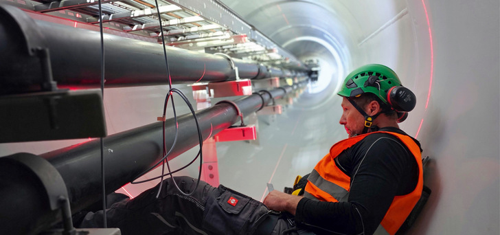 Service-Techniker im Offshore-Einsatz bei der Sensorinstallation