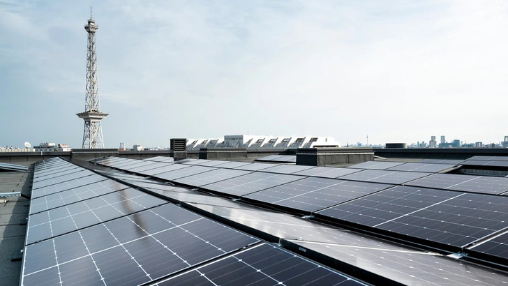 Ob der Strom aus größeren Dachanlagen inzwischen mehr vor Ort verbraucht wird, geht aus den Ergebnissen der aktuellen Auktion nicht hervor.