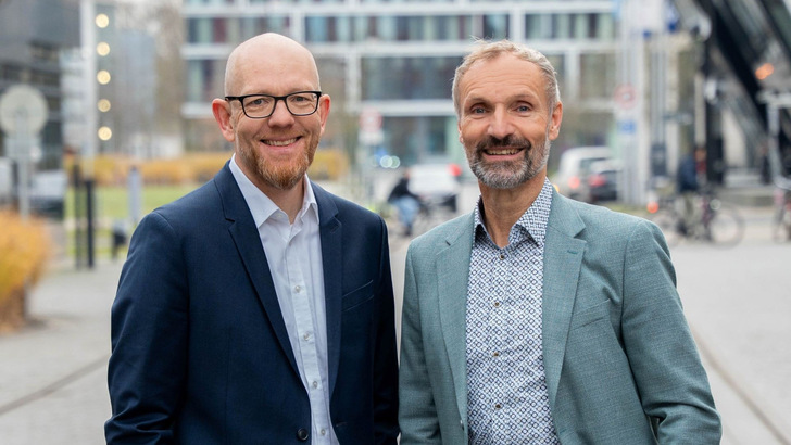 Matthias Brandt (rechts) übergibt zum Jahreswechsel den Vorstand der Deutschen Windtechnik an Ronny Meyer. 