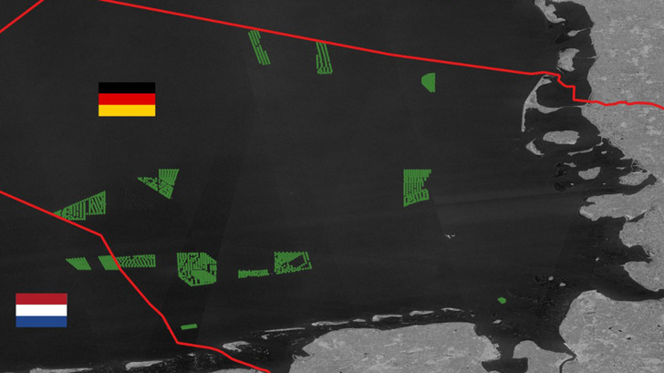 In der Deutschen Bucht sind die Offshore-Windanlagen in ihren Gruppierungen gut zu erkennen. Rot eingezeichnet sind die Landesgrenzen nach Dänemark (oben) und zu den Niederlanden (links).