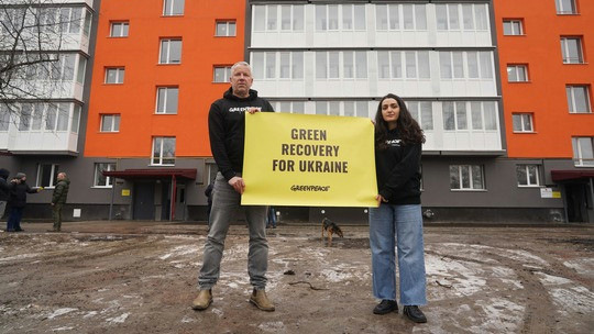 Gemeinsam mit der Stadt Trostjanez und der Ökoenergiegenossenschaft Green Planet Energy hat Greenpeace ein Mehrfamilienhaus in der ostukrainischen Stadt Trostjanez mit einem regenerativen Wärmesystem ausgestattet.