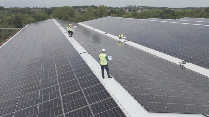 Die Betreiber von Solaranlagen dürfen den Strom nicht nur an die Nachbarn verkaufen. Sie dürfen ihn auch über dessen Zählpunkt einspeisen.