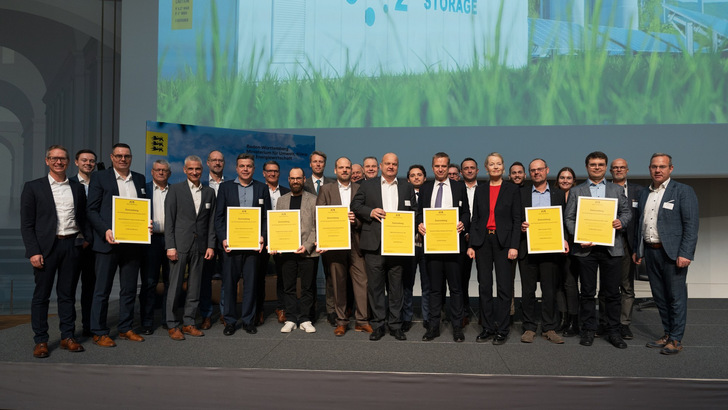 Übergabe der Verträge für das Landesförderprogramm für Elektrolyseure