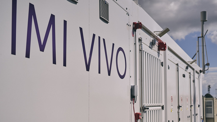 Der Elektrolyseur produziert grünen Wasserstoff aus erneuerbaren Energien. 