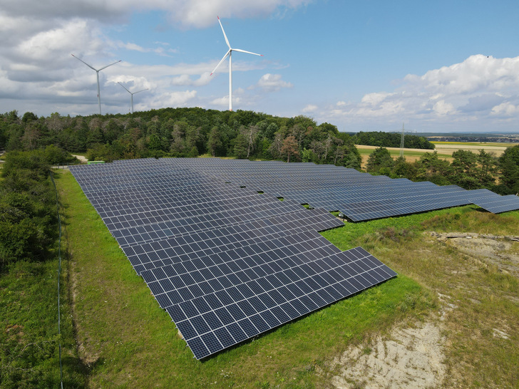 Handelgrün startet mit der Vermarktung von Strom aus den eigenen Solar- und Windparks der beteiligten Ökoenergieversorger.