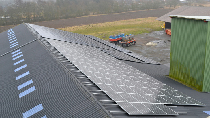 Für tausende, teilweise sehr große Photovoltaikanlagen läuft die Einspeisevergütung aus.