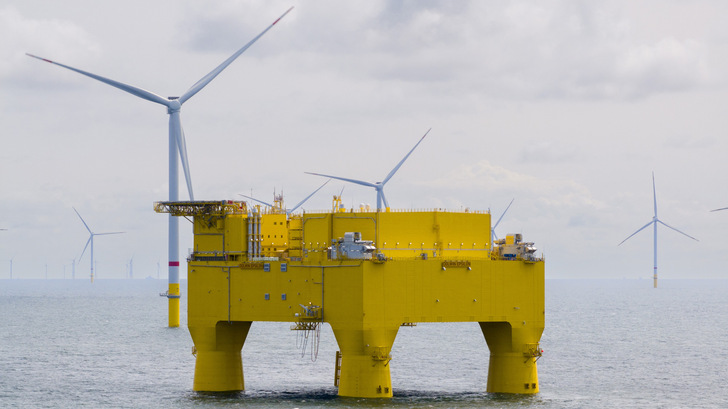 Die Umspannplattform Dolwin 5 in der Nordsee.