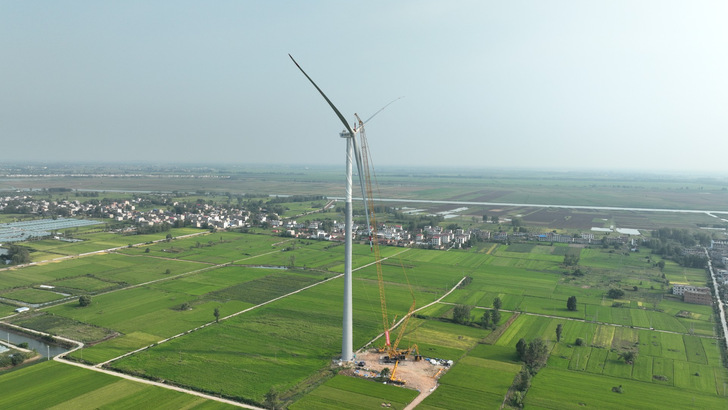 Goldwind-Turbine auf 185 Meter Nabenhöhe in China bei der Errichtung im Jahr 2023