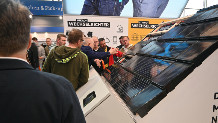 Das Angebot an Lösungen für die Photovoltaik auf der Dach+Holz ist umfangreich. Handwerksbetriebe erfahren auch, welche Unterstützung sie bei der Gewinnung von Nachwuchs bekommen können.