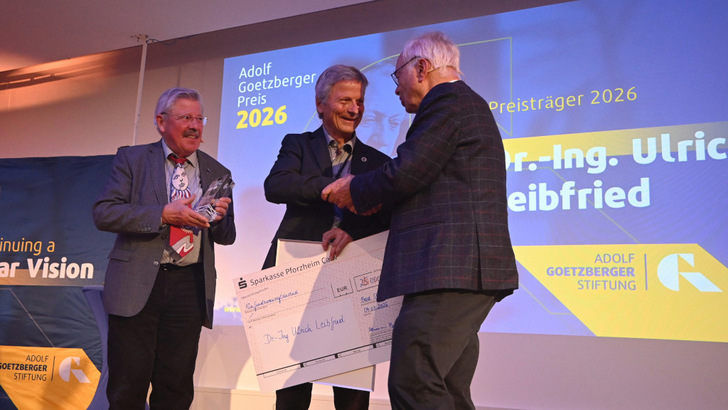 Ulrich Leibfried (Mitte) hat den diesjährigen Adolf-Goetzberger-Preis für die Entwicklung des PVT-Wärmepumpenkollektors erhalten. Thomas Nordmann (rechts) und Winfried Hoffmann übergeben den Preis auf dem diesjährigen PV Symposium.