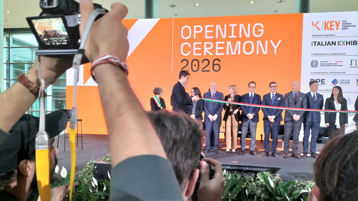 Eröffnungssitzung mit Minister Gilberto Pichetto Frattin (zweiter von links nach dem Bandträger) vor dem Schneiden der Trikolore