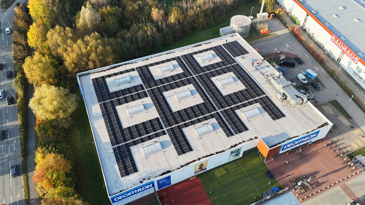 Die erste Anlage auf dem Dach einer Decathlon-Niederlassung ist in Betrieb. Weiter werden folgen.