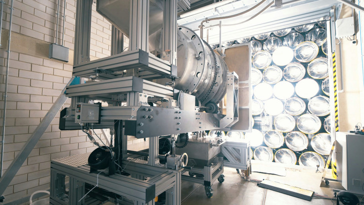 Das Sonnenlicht wird auf den Drehrohrofen konzentriert und liefert so ausreichend Wärme, um das CO2 aus dem Kalziumkarbonat zu treiben.