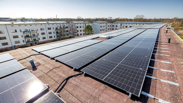 Das Quartier in Magdeburg steht unter Denkmalschutz. Trotzdem hat es Vonovia geschafft, Solaranlagen für die Mieterversorgung auf die Dächer zu bauen.