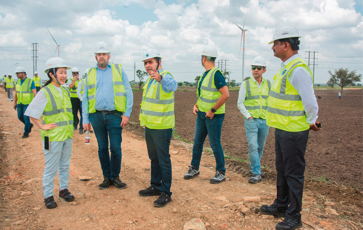 Projekt von Vivid Renewables in Partnerschaft mit Copenhagen Infrastructure Partners. Beide Seiten hatten 2023 eine Partnerschaft zur Entwicklung von 1,8 Gigawatt Grünstromerzeugungskapazität in Indien vereinbart.