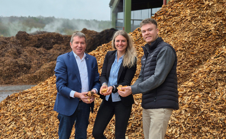 Naturwärmekraftwerk in Bad Mergentheim von Stadtwerk Tauberfranken mit (von links nach rechts) Geschäftsführer Paul Gehrig, Prokuristin Ann-Kathrin Murphy und dem Leiter der Wärmeerzeugung und Wärmeverteilung Julian Bullmann