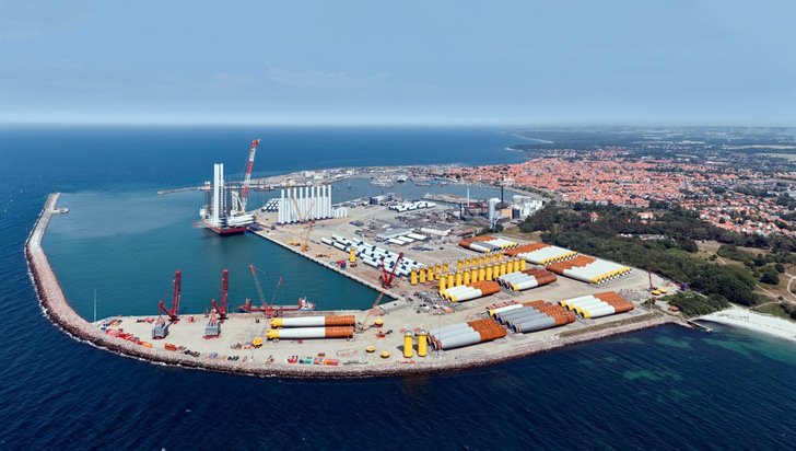 Verladeterminal für die Großkomponenten des ersten polnischen Offshore-Windparks Baltic Power im Hafen von Rønne auf der dänischen Insel Bornholm. In dem 1,2-Gigawatt-Projekt von Orlen und Northland Power sind bis Anfang August 2025 die ersten fünf 15-Megawatt-Anlagen errichtet worden.