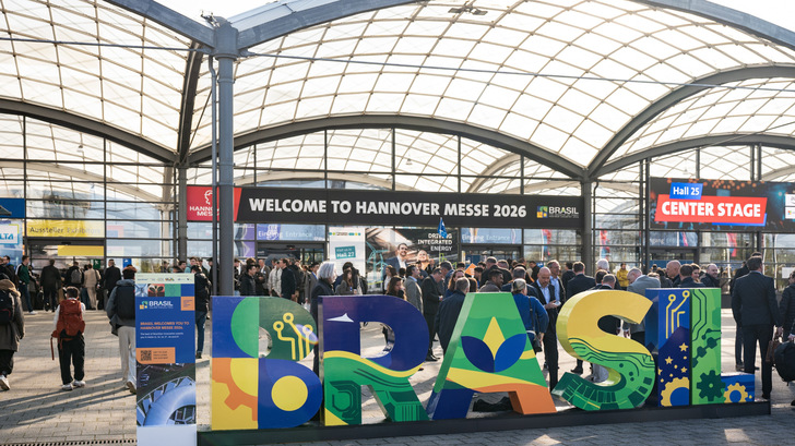 Hannover Messe 2026, Besucher auf dem Weg zur Messe, Eingang West mit dem Schriftzug des Partnerlandes