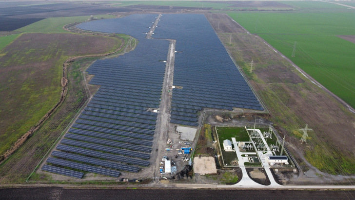Symbolbild: Der Solarpark Gerjen leistet 51 Megawatt. Den Strom speist er über ein eigene Umspannwerk in Netz ein.