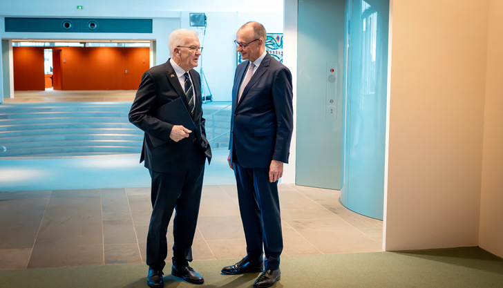 Bundeskanzler Friedrich Merz (r.) mit Ex-Ministerpräsident Winfried Kretschmann von Baden-Württemberg, bei dessen Abschiedsbesuch im Bundeskanzleramt. Sprachen sie auch über Windkraft? Baden-Württemberg und Bayern fordern für sich mehr Beteiligung an der Windkraft.